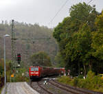 Bei einem kurzen starken Regenguss, erreicht die 146 001-3 (91 80 6146 001-3 D-DB) der DB Regio NRW am 28 September  2024, mit dem RE 9 (rsx - Rhein-Sieg-Express) Aachen - Kln – Siegen, den Bahnhof Kirchen/Sieg.

Die TRAXX P160 AC1 (Br 146.0) wurde 2000 von ABB Daimler-Benz Transportation GmbH (Adtranz) in Kassel unter der Fabriknummer 33808 gebaut.  
