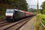 Die schwarze 189 091-2 (91 80 6189 091-2 D-DB, Class 189- VJ) der DB Cargo AG, MRCE Dispolok ES 64 F4-991, fährt am 11 September 2024, mit einem Coilzug (sechsachsigen Drehgestellflachwagen mit