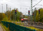 Die 111 084-0 (91 80 6111 084-0 D-DB) der DB Regio NRW erreicht am 22 April 2017, mit dem RE 9 - Rhein-Sieg-Express (Aachen – Kln - Siegen), den Bahnhof Au/Sieg.

Die Lok wurde 1978 von Krauss-Maffei in Mnchen-Allach unter der Fabriknummer 19842 gebaut, der elektrische Teil ist von Siemens.