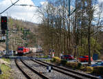 Die 187 163-1 (91 80 6187 163-1 D-DB) der DB Cargo AG fährt am 28 März 2024 mit der kalten 185 230-0 (91 80 6185 230-0 D-DB) und einem gemischten Güterzug am Haken, durch Kirchen (Sieg)