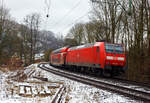 Die 146 004-7 (91 80 6146 004-7 D-DB) der DB Regio NRW schiebt am 10 Januar 2025 den RE 9 - Rhein Sieg Express (RSX) Siegen - Köln – Aachen, Steuerwagen voraus von Kirchen/Sieg in Richtung Köln. 

Die TRAXX P160 AC1 wurde 2001 von Adtranz in Kassel unter der Fabriknummer 33811 gebaut.
