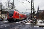 Der RE 9 - Rhein Sieg Express (RSX) Siegen - Köln – Aachen der DB Regio NRW, verlässt am 10 Januar 2025 Steuerwagen voraus den Bahnhof Kirchen/Sieg. Schublok war die 146 004-7 (91 80 6146 004-7 D-DB) der DB Regio NRW.