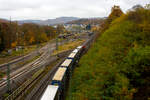 Eine ÖBB Taurus I (ÖBB Reihe 1016 – Siemens ES64U2) fährt am 09 November 2025 mit einem KLV-Zug durch den Bahnhof Betzdorf (Sieg) in Richtung Siegen.

Hinten im Rangierbahnhof (Rbf) werden die Gleise erneuert. 