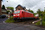 Die 185 101-3 (91 80 6185 101-3 D-DB) der DB Cargo AG f�hrt am 20 Mai 2026 mit einem gemischten G�terzug durch Kirchen/Sieg in Richtung K�ln.