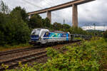 Die an die RTB Cargo GmbH vermietete SIEMENS Vectron AC – 193 810-9 „Salzburg“ (91 80 6193 810-9 D-Rpool) der Railpool GmbH (M�nchen), f�hrt am 22 Juli 2026 mit einem leeren offenen