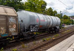 Vierachsiger 94 m� Drehgestell-Kesselwagen 33 81 7840 039-3 A-ERSA, der Gattung Zans, der franz�sischen Vermietungsfirma ERMEWA S.A (eingestellt in �sterreich), im Zugverbund bei der Zugdurchfahrt am 06 August 2026 durch Kirchen/Sieg. Die Gefahrgutkennzeichnung 33/1090 zeigt an es handelt sich um Aceton (chemisch: Propanon) ist eine farblose, leicht fl�chtige Fl�ssigkeit mit einem charakteristischen Geruch. 

TECHNISCHE DATEN (gem. Anschriften):
Spurweite: 1.435 mm
Achsanzahl: 4 (in 2 Drehgestelle)
L�nge �ber Puffer: 17.000 mm
Drehzapfenabstand: 11.450 mm
Achsabstand im Drehgestell: 1.800 mm
Laufraddurchmesser:  920 mm (neu)
Eigengewicht: 23.000 kg
Tankinhalt: 93.859 Liter (ca. 94 m�)
Max. Ladegewicht: 67,0t (Streckenklasse D)
H�chstgeschwindigkeit: 100 km/h (beladen) / 120 km/h (leer)
Intern. Verwendungsf�higkeit: RIV (Regolamento Internazionale Veicoli)

Tankcode: L4BH
L = Tank f�r Stoffe in fl�ssigem Zustand 
4 = zutreffender Mindestpr�fdruck in bar (Max. Betriebsdruck 3,0 bar)
B = Tank mit Boden�ffnungen mit 3 Verschl�ssen f�r das Bef�llen oder Entleeren
H = luftdicht verschlossener Tank
Max. Betriebsdruck: 3,0 bar

Die Bedeutung der Gattungs- und Kennbuchstaben (hier Zans):
Z - Kesselwagen f�r den Transport von fl�ssigen oder gasf�rmigen Erzeugnissen
a - mit vier Rads�tzen
n - mit vier Rads�tzen h�chste Lastgrenze �ber 60 t
s - H�chstgeschwindigkeit 100 km/h (beladen)
