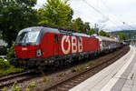 Die �BB 1293 186-3 (91 81 1293 186-3 A-�BB), eine Siemens Vectron MS (X4E) der Variante A60 (L�nderpaket) f�hrt am 06 August 2026 mit einem gemischten G�terzug durch Kirchen(Sieg) in Richtung K�ln.

Die Siemens Vectron MS / X4E wurde 2020 von Siemens in M�nchen-Allach unter der Fabriknummer 22830 und an die �BB - �sterreichische Bundesbahnen (�BB-Produktion GmbH) geliefert. Sie ist in der Variante A60 auf gef�hrt und hat so die Zulassungen f�r A / D / CZ / PL / SK / H / RO / BG / HR /SRB / NL / B, wobei noch einige L�nder noch durchgestrichen sind. Von der Variante A60 hat die �BB 2019 insgesamt 28 Loks (1293 173 bis 1293 200) abgerufen.

Ende Januar 2017 unterzeichneten die �sterreichischen Bundesbahnen und Siemens Mobility einen Rahmenvertrag �ber bis zu 200 Lokomotiven, wovon die ersten 30 Mehrsystem-Vectron direkt zum Gesamtpreis von 120 Mio. Euro abgerufen wurden.

Die Siemens Vectron weisen im Betrieb mit Wechselspannung eine Leistung von 6.400 kW, mit Gleichspannung 6.000 kW, auf und haben eine Masse von bis zu 90 Tonnen, die auf vier Achsen verteilt eine Achslast von 22,5 Tonnen ergibt. Aufgrund der �berwiegenden Verwendung im G�terverkehr sind die Lokomotiven zun�chst f�r 160 km/h zugelassen. Zur Verbesserung der Laufeigenschaften auf kurvenreichen Strecken wurden die Lokomotiven mit aktiven Drehd�mpfern ausger�stet

TECHNISCHE DATEN:
Spurweite: 1.435 mm (Normalspur)
Achsformel: Bo’Bo’
L�nge �ber Puffer: 18.980 mm
Breite (�ber Handstangen): 3.012 mm
H�he (Panto abgesenkt): 4.248 mm
Begrenzungslinie: UIC 505-1
Drehzapfenabstand: 9.500 mm
Achsabstand in Drehgestell: 3.000 mm
Raddurchmesser: 1.250 mm (neu) / 1.160 mm (abgenutzt)
Dienstgewicht: 90 t
Max. Radsatzlast : 22,5 t
Meterlast: 4.742 kg
H�chstgeschwindigkeit: 160km/h
Antriebsleistung: 6.400 kW (AC) / 6.000 kW (DC)
Anfahrzugkraft: 340 kN
Kleinster bef. Halbmesser: 80 m
Stromsysteme: 15kV/16,7Hz; 25kV/50Hz; 3kV DC (1,5kV DC)
Antriebsart: IGBT Stromrichter und Drehstrom Fahrmotore mit
Antrieb: Ritzelhohlwellenantrieb
Bremsbauart: KE-GPR-E m Z, (D), ep. Dynamisches Bremssystem Elektrodynamische Hochleistungs-R�ckspeisebremse, f�r DC Netze zus�tzlich Widerstandsbremse
Leistung der dynamischen Bremse: 6.400 kW (AC) / 6.000 kW (DC), Leistung der Widerstandsbremse: 2.600 kW (DC)
E-Bremskraft der dynamischen Bremse: 150 / 240 kN
Federspeicherbremse 45 / 50: 60 kN
Zugheizung: 900 kVA
Betriebliche Daten:
Zugbeeinflussungssysteme: Alstom IVC ETCS L1-2 + SCMT; LZB 80/E, PZB 90; MIREL VZ1; SHP
Sicherheitsfahrschaltung: Zeit-Zeit Impuls-SiFa
Zugfunk: GSM-R Dual Mesa 23 SW 4.9.3, Analogbetrieb 450 MHz gem�� UIC 751-3, GSM-R gem�� EIRENE FRS 7, SRS 15
Fern- und Vielfachsteuerung: UIC-WTB nach �BB Fernsteuerkonzept, ZMS-ZDS-ZWS

Quellen: �BB-Produktion GmbH, Siemens und Wikipedia