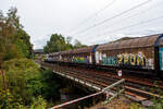 Die ozeanblau/beige 151 073-4 (91 80 6151 073-4 D-BYB) der BayernBahn GmbH (N�rdlingen) f�hrt am 21 August 2026, mit dem  Henkelzug  (Langenfeld/Rhld. nach Gunzenhausen), durch Siegen-Eiserfeld in Richtung Siegen. Hinten kommt ein ET 430 der S-Bahn Stuttgart auf Werkstattfahrt.

Die 151 073-4 wurde 1974 von Henschel in Kassel unter der Fabriknummer 31816 gebaut und in der Farbgebung ozeanblau/beige an die Deutsche Bundesbahn ausgeliefert. Zum 01.01.2017 wurden je 100 sechsachsige elektrische Altbau-Lokomotiven der Baureihen 151 und 155 an den Lokvermieter Railpool verkauft, so auch diese. 2019 wurde die 151er an die BayernBahn GmbH in N�rdlingen verkauft.

Die BayernBahn ist �brigens eine Tochtergesellschaft des Bayerischen Eisenbahnmuseums e.V.. Sie besitzt z.Z. 6 dieser mit 5.982 kW leistungsstarken und bis zu 120 km/h schnellen Maschinen der Baureihe 151.  