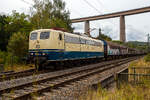 Die ozeanblau/beige 151 073-4 (91 80 6151 073-4 D-BYB) der BayernBahn GmbH (N�rdlingen) f�hrt am 21 August 2026, mit dem  Henkelzug  (Langenfeld/Rhld. nach Gunzenhausen), durch Siegen-Eiserfeld in Richtung Siegen. Im Hintergrund die 105 m hohe Siegtalbr�cke der Autobahn A45 (Sauerlandlinie).

Die 151 073-4 wurde 1974 von Henschel in Kassel unter der Fabriknummer 31816 gebaut und in der Farbgebung ozeanblau/beige an die Deutsche Bundesbahn ausgeliefert. Zum 01.01.2017 wurden je 100 sechsachsige elektrische Altbau-Lokomotiven der Baureihen 151 und 155 an den Lokvermieter Railpool verkauft, so auch diese. 2019 wurde die 151er an die BayernBahn GmbH in N�rdlingen verkauft.

Die BayernBahn ist �brigens eine Tochtergesellschaft des Bayerischen Eisenbahnmuseums e.V.. Sie besitzt z.Z. 6 dieser mit 5.982 kW leistungsstarken und bis zu 120 km/h schnellen Maschinen der Baureihe 151.  