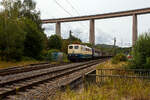 Die ozeanblau/beige 151 073-4 (91 80 6151 073-4 D-BYB) der BayernBahn GmbH (N�rdlingen) f�hrt am 21 August 2026, mit dem  Henkelzug  (Langenfeld/Rhld. nach Gunzenhausen), durch Siegen-Eiserfeld in Richtung Siegen. Im Hintergrund die 105 m hohe Siegtalbr�cke der Autobahn A45 (Sauerlandlinie).

Die 151 073-4 wurde 1974 von Henschel in Kassel unter der Fabriknummer 31816 gebaut und in der Farbgebung ozeanblau/beige an die Deutsche Bundesbahn ausgeliefert. Zum 01.01.2017 wurden je 100 sechsachsige elektrische Altbau-Lokomotiven der Baureihen 151 und 155 an den Lokvermieter Railpool verkauft, so auch diese. 2019 wurde die 151er an die BayernBahn GmbH in N�rdlingen verkauft.

Die BayernBahn ist �brigens eine Tochtergesellschaft des Bayerischen Eisenbahnmuseums e.V.. Sie besitzt z.Z. 6 dieser mit 5.982 kW leistungsstarken und bis zu 120 km/h schnellen Maschinen der Baureihe 151.  