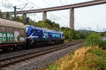 Die m�chtige sechsachsige an die RTB CARGO GmbH (D�ren) vermietete Stadler EURO 9000 der ELP - European Loc Pool AG (Frauenfeld/CH) 2019 305-2  Krefti  (90 80 2019 305-2 D-ELP) f�hrt 21 August 2026, mit einem sehr langen gedeckten G�terzug, durch Siegen-Eiserfeld in Richtung K�ln. Interessant ist das die Lok mit ihrem Zug hier links f�hrt, ggf. lag es an der l�nge des Zuges. 

Die Stadler EURO 9000 eine Co'Co'- DualModeLok wurde 2022 von Stadler Rail Valencia S.A.U. in Albuixech (Spanien) unter der Fabriknummer 4067 gebaut und im April 2023 an die ELP - European Loc Pool AG in Frauenfeld (CH) ausgeliefert. 
