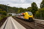 Der zweiteilige Hybridtriebzug (E/Akku) HLB 563 901 / 563 801 (94 80 0563 901-8 D-HEB / 94 80 0563 801-0 D-HEB) vom Typ SIEMENS Mireo Plus B der HLB (Hessische Landesbahn GmbH), als RB 90 'Westerwald-Sieg-Bahn' nach Limburg/Lahn (Siegen - Au/Sieg, Al ...