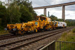 Die Plasser & Theurer Schotterverteil- und Planiermaschine USP 2000-C2-2, VdM-Nummer D-ERD 99 80 9125 010-5, gekuppelt mit der Plasser & Theurer Gleisstopfmaschine 09-3X, VdM-Nummer D-ERD 99 80 9121 001-8, beide Maschinen geh�ren der Eiffage Rail (NL der Eiffage Infra-Bau GmbH, Herne), fahren am 10 September 2026 durch Eiserfeld in Richtung Siegen. Zurzeit wird an der Ruhr-Sieg-Strecke u.a. zwischen Siegen und Kreuztal gebaut. 

VdM-Nummer steht f�r: Verzeichnis der gleisfahrbaren Baumaschinen und Zweiwegefahrzeuge, fr�her hie� es Schweres Nebenfahrzeug Nr..

Die USP 2000-C2-2 wurde 2017 von Plasser & Theurer in Deutschland unter der Fabriknummer 6503 gebaut. Die Gleisstopfmaschine 09-3X wurde 2010 von Plasser & Theurer in Linz/Donau (�sterreich) gebaut.