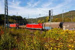 Die 187 181 (91 80 6187 181-3 D-DB) der DB Cargo AG f�hrt am 15 Oktober 2026 mit einem Coilzug durch Betzdorf (Sieg) in Richtung K�ln, w�hrend die 193 336 (91 80 6193 336-5 D-DB) mit einem KLV-Zug in Gegenrichtung noch Hp 0 hat. 