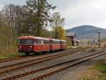 kbs-462-hellertalbahn/191572/auf-den-letzten-druecker-doch-noch Auf den letzten Drcker doch noch erwischt......Die OEF (Oberhessische Eisenbahnfreunde) mit dem Schienenbus am 14.04.2012 auf Sonderfahrt an Dill, Heller und Sieg. Hier bei der Duchfahrt im Bahnhof Herdorf, die Garnitur besteht aus  996 677-9 (Steuerwagen), 996 310-9 (Beiwagen) und Triebwagen VT 98 9829 (ex DB 798 829-8).