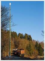 Die Lok 42 (92 80 1277 902-3 D-KSW) der KSW (Kreisbahn Siegen-Wittgenstein), eine MaK 1700 BB, am 05.03.2013 mit einem Güterzug auf Übergabefahrt auf der KBS 462 (Hellertalbahn) in Richtung Betzdorf, hier kurz hinter dem Hedorfertunel bzw. beim Haltepunkt Königsstollen.