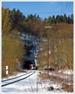 kbs-462-hellertalbahn/315443/ein-stadler-gtw-26-der-hellertalbahn 
Ein Stadler GTW 2/6 der HellertalBahn als RB 96 Betzdorf-Herdorf-Neunkirchen, verlt gerade den 131 m langen Alsdorfer Tunnel, hier am 13.03.2013.

Rechts das Gleis der Hellertalbahn KBS 462 DB-Streckennummer 2651 und links das Gleis der Daadetalbahn KBS 463 DB Streckennummer 9288.  
