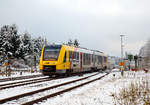 
Es ist Winter im Hellertal - Der VT 501 (95 80 1648 101-1 D-HEB / 95 80 1648 601-0 D-HEB) der HLB (Hessische Landesbahn GmbH), ein Alstom Coradia LINT 41 der neuen Generation, erreicht am 02.12.2017, als RB 96  Hellertalbahn  (Betzdorf - Herdorf - Neunkirchen - Haiger - Dillenburg), bald den Bahnhof Würgendorf. 

Von Betzdorf bis hier nach Würgendorf verlaufen die Gleise immer entlang dem Flüsschen Heller (ein Nebenfluß der Sieg) durch das Hellertal, von diesem hat die Strecke, wie auch die Verbindung, ihre Namen  Hellertalbahn  erhalten. 

Nochmals einen lieben Gruß an den immer freundlichen Tf. 