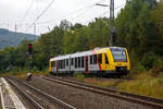 Er hat gerade (am 28.09.2021) von der Dillstrecke (KBS 445 / Bahnstrecke Siegen–Gießen) auf die Hellertalbahn (KBS 462 / Bahnstrecke Betzdorf–Haiger) gewechselt und erreicht nun Gleis