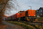 Nun fährt die KSW 42 (92 80 1277 902-3 D-KSW), eine Vossloh MaK G 1700 BB, am spätem Nachmittag des 24.11.2021, mit einem langen Übergabe-Güterzug (von Herdorf zum Rbf Kreuztal),