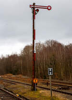 Das Signal N1 (Auffahrsignal aus Richtung Betzdorf) am Gleis im Bahnhof Herdorf, hier am 04.03.2023.