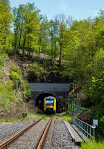 Das Vorsignale (Vr) zeigt Signal Vr 2 „Langsamfahrt erwarten“...
Nun verlässt am 19.05.2023 der VT 502 (95 80 1648 102-9 D-HEB / 95 80 1648 602-8 D-HEB) ein Alstom Coradia LINT 41 der neuen Generation der HLB (Hessische Landesbahn GmbH), als RB 96  Hellertalbahn  nach Dillenburg, den Haltepunkt Königsstollen und fährt durch den 137 m langen Herdorfer Tunnel. Nächster Halt ist dann der Bahnhof Herdorf.