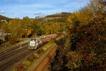 Die KSW 47 (92 80 1271 027-5 D-KSW), ex D 2 der HFM, eine Vossloh G 1000 BB der KSW (Kreisbahn Siegen-Wittgenstein), steht am 22 Oktober 2024 mit einem sehr langen Übergabegüterzug (leere