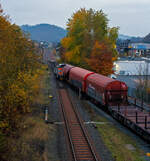 Beim letzten Licht, die KSW 47 (92 80 1271 027-5 D-KSW), ex D 2 der HFM, eine Vossloh G 1000 BB der KSW (Kreisbahn Siegen-Wittgenstein), verlässt am 08 November 2024 mit einem