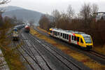 Hochbetrieb in Herdorf am 22 Januar 2025: Der VT 266 (95 80 0648 166-6 D-HEB / 95 80 0648 656-6 D-HEB), ein Alstom Coradia LINT 41 der HLB (Hessische Landesbahn), ex Vectus VT 266, erreicht mit ca.