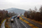 Hochbetrieb in Herdorf am 22 Januar 2025: Der VT 266 (95 80 0648 166-6 D-HEB / 95 80 0648 656-6 D-HEB), ein Alstom Coradia LINT 41 der HLB (Hessische Landesbahn), ex Vectus VT 266, passiert das