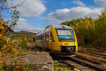 Herbst im Hellertal, der VT 205 ABp (95 80 0640 105-2 D-HEB), in Alstom Coradia LINT 27 der HLB (Hessische Landesbahn) / 3LänderBahn, verlässt am 14 Oktober 2025, als RB 96  Hellertalbahn“ (Betzdorf – Herdorf – Neunkirchen/Siegerland), den Bahnhof Herdorf und fährt weiter in Richtung Neunkirchen/Siegerland.

Der LINT 27 wurde 2004 von ALSTOM Transport Deutschland GmbH (vormals LHB - Linke-Hofmann-Busch GmbH) in Salzgitter-Watenstedt unter der Fabriknummer 1187-005 gebaut und als VT 205 an die vectus Verkehrsgesellschaft mbH geliefert. Mit dem Fahrplanwechsel zum Dezember 2014 wurden alle Fahrzeuge der vectus von der HLB übernommen.