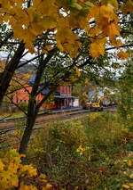 Baustelle Bahnhof Herdorf nun am Sonntagmorgen des 26 Oktober 2025, auch wenn es weithin kühl und windig ist, so regnet es (kurzzeitig) wenigstens mal nicht. Doch trotz der bescheidenen Wetterverhältnisse, sind die Arbeiten seit gestern Nachmittag sehr gut vorangegangen. Die neue Weiche 3 und das neue Gleis als Anschuss von Weiche 26 an Gleis 4 sind eingebaut. Nun muss noch Eingeschottert und später Gestopft werden. 

Zurzeit werden die alten ausgebauten Gleis- und Weichenstücke zerlegt und mittels Zweiwegebagger auf Res-Flachwagen verladen. 