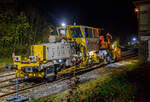 Die Baustelle Bahnhof Herdorf am Abend des 26 Oktober 2025 (ab 21:10 Uhr). Nach jedem Stopfdurchgang, wie hier von der P & T UNIMAT 09-4x4/4S E (eine Nivelier-, Hebe-, Richt- und Universalstopfmaschine), der neuen Weiche 3 folgt eine Schotterplaniermaschine. So ist es hier die Schnell-Schotterplaniermaschine SSP 110 SW, D-ERB 99 80 9425 039-1 der Eiffage Infra-Rail GmbH (Herne), ex 97 16 40 546 17-4 der Heitkamp GmbH Herne (spter Eiffage Rail), im Einsatz.

Der Schotterpflug wurde 1995 von der Deutschen Plasser unter der Fabriknummer 591 gebaut. 

TECHNISCEN DEATEN der Schotterplaniermaschine SSP 110 SW:
Spurweite: 1.435 mm (Normalspur)
Achsanzahl: 2
Lnge ber Puffer: 17.230 mm
Achsabstand: 8.100 mm
Eigengewicht: 37 t
Anhngelast: 20 t
Hchstgeschwindigkeit: 90 km/h
Zugelassen zur Mitfahrt:  3 Personen
Kleinster befahrbarer Kurvenradius:  R 120 m      
Zugelassen fr Streckenklasse: B1 und hher