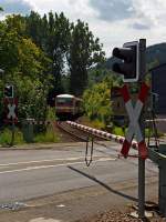 Nachschu: Diesel-Triebzug 928 677-4 / 628 677-7 Daadetalbahn der Westerwaldbahn (WEBA) hat am 04.08.2012 den Haltepunkt Alsdorf verlassen und den Bahnbergang berquert, nun fhrt er weiter in