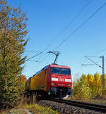   Die DB Cargo 152 018-8  (91 80 6152 018-8 D-DB) fährt am 13.10.2018 mit einem Güterzug durch Neuwied-Feldkirchen in Richtung Norden.