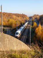   Ein in Richtung Köln fahrender ICE 3M (BR 406) der Niederländischen Eisenbahnen (Nederlandse Spoorwegen N.V.) verschwindet bald mit ca.