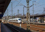 Der ICE 3 M – Triebzug 4601 – DB 406 501-7 / 406 001-8 „Europa/Europe“ mit Blauen Streifen der DB Fernverkehr AG rauscht am 25.03.2022 durch den Bahnhof Siegburg/Bonn in
