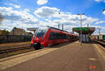 Zwei gekuppelte Bombardier Talent 2 der DB Regio NRW haben am 22.02.2022, als RE 9 rsx - Rhein-Sieg-Express (Aachen – Kln - Siegen), am 30.04.2023 beim Halt im Bahnhof Kln-Ehrenfeld.