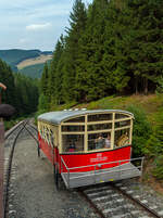 Fahrt mit der Oberweißbacher Bergbahn am 24.08.2013, der Wagen 1 - der Personenwagen der Standseilbahn befindet sich auf Talfahrt und kommt uns in der Mitte bzw.