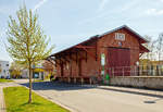   Güterschuppen und dahinter das Empfangsgebäude vom Bahnhof Lich (Oberhessen) am 14.04.2018 von der Straßenseite.