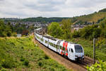 
Der fünfteilige SÜWEX Stadler FLIRT 3 - 429 606 / 429 103 als RE 1  Südwest-Express  hat am 16.06.2017 die Mosel über die Gülser Eisenbahnbrücke überquert und Koblenz-Moselweiß erreicht. So erreicht er auch bald die Zielstation Koblenz Hbf.