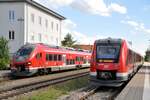 622 556 und 633 541 in Illertissen am 09.09.2022; auf dem mittleren Durchgangsgleis ist gerade der IC Allgäu mit 2x 218 durchgefahren.