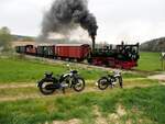 99 633 Tssd das Öchsle bei der Rückfahrt bei Wennedach am 25.04.2015. Zwei Oldtimer Kradfahrer haben ihre Fahrzeuge fotogen aufgestellt, was ich sofort mit ihrer Zustimmung genutzt habe.