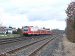 612 064+ 065 ziehen als RE 3693 Gera - Regensburg bei Sch�nfeld vorbei.