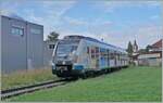 In Villeneuve werden die beiden Stuttgarter S-Bahn Triebwagen 430 236 und 727 langsam ins Alstom Werk Villeneuve rangiert.