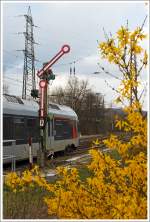 Der ET 23004 der Abellio Rail NRW GmbH  (ein 3-teiliger Stadler Flirt EMU 2 bzw. BR 0427), hat als RE 16  Ruhr-Sieg-Express   (Siegen - Kreuztal - Finnentrop - Hagen - Essen), am 24.03.2014 beim Ausfahrtsignal P1 vom Bahnhof Kreuztal  Hp 1  (Fahrt) und fährt in Richtung Hagen weiter. 

Das Signal (Hp 1) erlaubt die Fahrt mit der im Fahrplan zugelassenen Geschwindigkeit, sofern sie nicht durch andere Signale oder besondere Anordnungen eingeschränkt ist.
