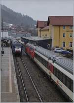 Während zwei DB 218 mit ihrem EC von Zürich nach München in Immenstadt durchfahren, hält auf Gleis 2 ein  Alex  auf seiner Fahrt von Lindau nach München.