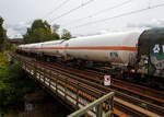 Vierachsiger 116 m� Drehgestell-Druckgaskesselwagen der Gattung Zags (ohne Sonnendach), 33 85 7814 281-6 CH-ARETZ, der Vermietungsfirma ARETZ GmbH & Co. Kesselwagen KG (Krefeld), laut Anschrift und Gefahrgut-Warntafel (23/1965) beladen mit Kohlenwasserstoffgas, Gemisch, verfl�ssigt, n.a.g. (Gemisch C - Propan), am 21 August 2026 im Zugverband bei einer Zugdurchfahrt in Siegen-Eiserfeld in Richtung Siegen.

TECHNISCHE DATEN (gem. Anschriften):
Spurweite: 1.435 mm (Normalspur)
Achsanzahl: 4 (in 2 Drehgestelle)
L�nge �ber Puffer: 18.000 mm
Drehzapfenabstand: 12.100 mm
Achsabstand im Drehgestell: 1.800 mm
Laufraddurchmesser: 920 mm (neu)
H�chstgeschwindigkeit: 100 km/h (beladen) / 120 km/h (leer)
Eigengewicht: 32.920 kg
Nutzlast: 48,8 t (bei Gemisch C ab Streckenklasse C)
Gesamtvolumen: 116.200 l (116,2 m�)
Bauart der Bremse: KE – GP (LL)
Kleinster befahrbarer Gleisbogen: R 35 m
Intern. Verwendungsf�higkeit: TEN – GE

Als Sicherheitseinrichtungen besitzen diese Wagen Crashpuffer.

Tankcode: P27BH / Sondervorschrift TE 22 und TE 25
P =Tank f�r verfl�ssigte oder unter Druck gel�ste Gase
27 = Mindestberechnungsdruck 27 bar (Arbeitsdruck 21 bar)
B = Tank mit Boden�ffnungen mit 3 Verschl�ssen f�r das Bef�llen oder Entleeren 
H = luftdicht verschlossener Tank

Die Bedeutung der Gattungs- und Kennbuchstaben (hier Zags):
Z - Wagen mit �ffnungsf�higem Dach 
a - mit vier Rads�tzen
g - f�r den Transport von verdichteten, verfl�ssigten oder unter Druck gel�sten Gasen
s - H�chstgeschwindigkeit 100 km/h (beladen)