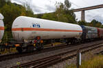 Vierachsiger 116 m� Drehgestell-Druckgaskesselwagen der Gattung Zags (ohne Sonnendach), 33 85 7814 281-6 CH-ARETZ, der Vermietungsfirma ARETZ GmbH & Co. Kesselwagen KG (Krefeld), laut Anschrift und Gefahrgut-Warntafel (23/1965) beladen mit Kohlenwasserstoffgas, Gemisch, verfl�ssigt, n.a.g. (Gemisch C - Propan), am 21 August 2026 im Zugverband bei einer Zugdurchfahrt in Siegen-Eiserfeld in Richtung Siegen.

TECHNISCHE DATEN (gem. Anschriften):
Spurweite: 1.435 mm (Normalspur)
Achsanzahl: 4 (in 2 Drehgestelle)
L�nge �ber Puffer: 18.000 mm
Drehzapfenabstand: 12.100 mm
Achsabstand im Drehgestell: 1.800 mm
Laufraddurchmesser: 920 mm (neu)
H�chstgeschwindigkeit: 100 km/h (beladen) / 120 km/h (leer)
Eigengewicht: 32.920 kg
Nutzlast: 48,8 t (bei Gemisch C ab Streckenklasse C)
Gesamtvolumen: 116.200 l (116,2 m�)
Bauart der Bremse: KE – GP (LL)
Kleinster befahrbarer Gleisbogen: R 35 m
Intern. Verwendungsf�higkeit: TEN – GE

Als Sicherheitseinrichtungen besitzen diese Wagen Crashpuffer.

Tankcode: P27BH / Sondervorschrift TE 22 und TE 25
P =Tank f�r verfl�ssigte oder unter Druck gel�ste Gase
27 = Mindestberechnungsdruck 27 bar (Arbeitsdruck 21 bar)
B = Tank mit Boden�ffnungen mit 3 Verschl�ssen f�r das Bef�llen oder Entleeren 
H = luftdicht verschlossener Tank

Die Bedeutung der Gattungs- und Kennbuchstaben (hier Zags):
Z - Wagen mit �ffnungsf�higem Dach 
a - mit vier Rads�tzen
g - f�r den Transport von verdichteten, verfl�ssigten oder unter Druck gel�sten Gasen
s - H�chstgeschwindigkeit 100 km/h (beladen)