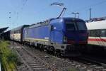 ARS Altmann 193 049 zieht am sonnigen 30 April 2026 ein Ganzzug mit geschlossene Autotransportwagen durch Neuwied nach Koblenz und Mainz-Bischofsheim.